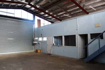 COMMERCIAL BUILDING FOR LEASE 