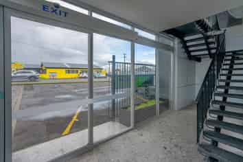 MODERN OFFICE SPACE WITH HIGH VISIBILITY
