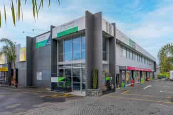 MODERN OFFICE SPACE WITH HIGH VISIBILITY

