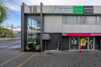 MODERN OFFICE SPACE WITH HIGH VISIBILITY
