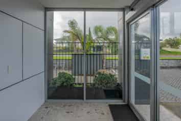MODERN OFFICE SPACE WITH HIGH VISIBILITY
