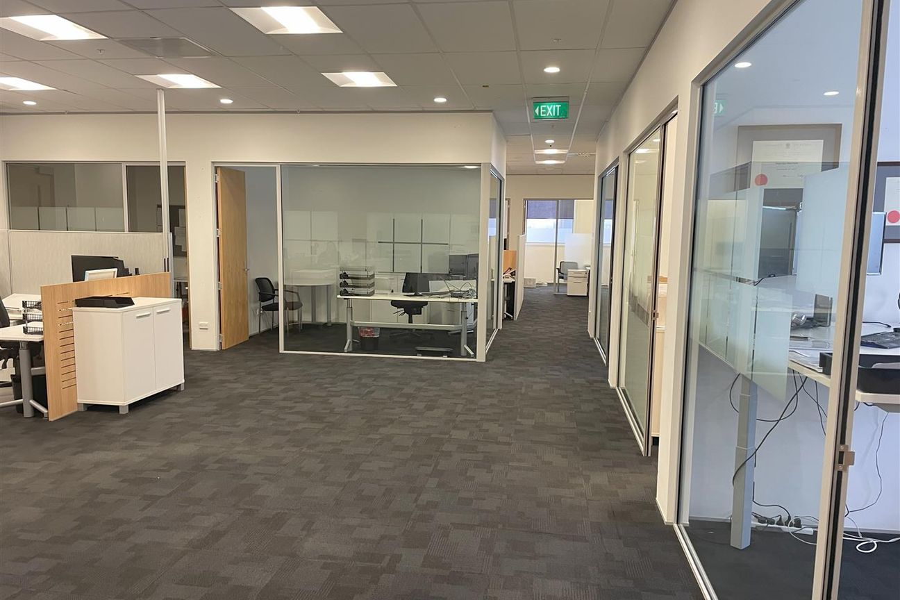 Large, Fit- out CBD Office with Ample Parking - Mehr