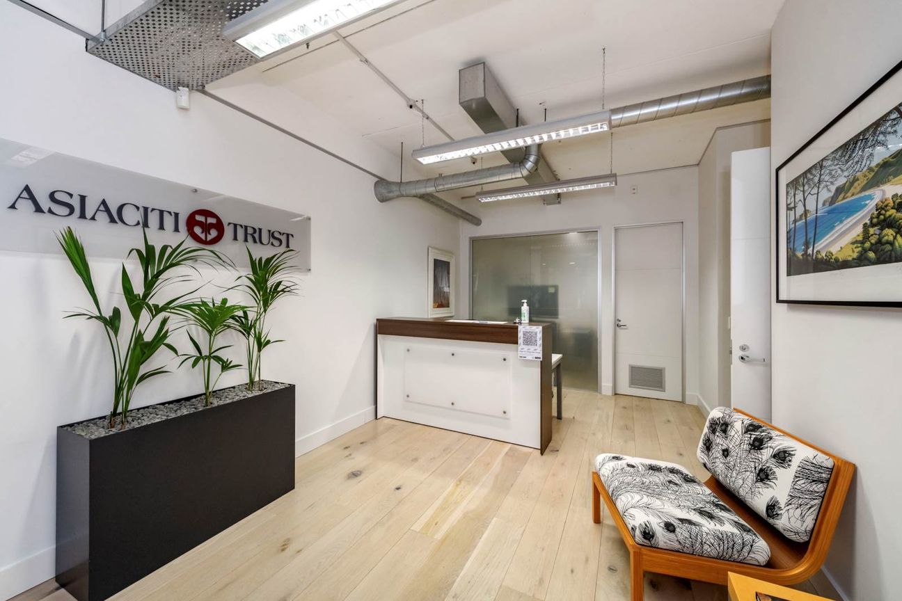 INVESTMENT WITH OWNER-OCCUPIER POTENTIAL - Περισσότερα