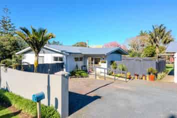THIS FREEHOLD PROPERTY HAS IT ALL!