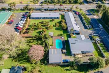 THIS FREEHOLD PROPERTY HAS IT ALL!
