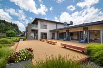 Premier Lakeside Investment: Resort Perfection