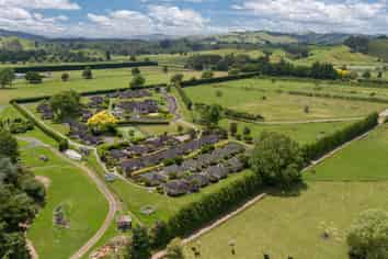Premier Lakeside Investment: Resort Perfection
