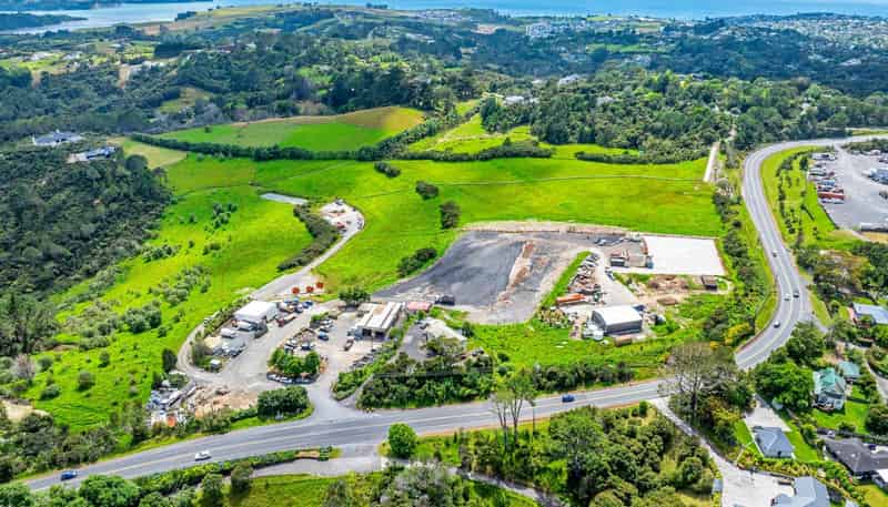 1185 East Coast Road, Redvale