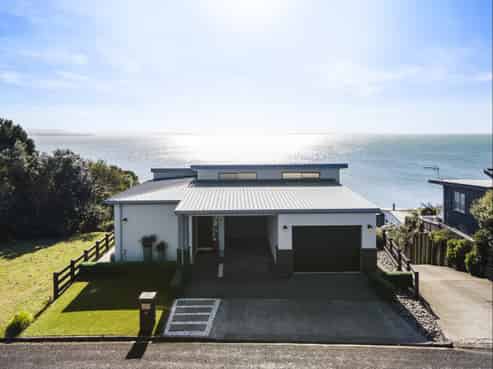 16 Crispe Road, Clarks Beach
