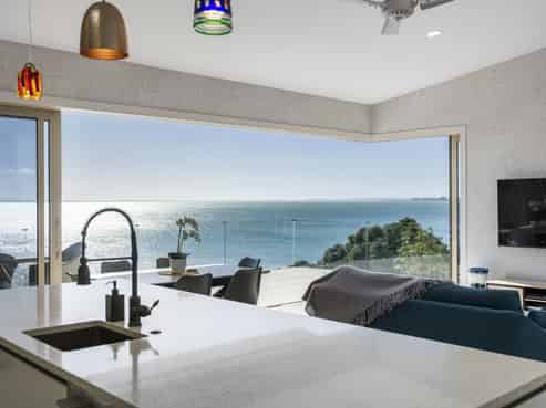 16 Crispe Road, Clarks Beach