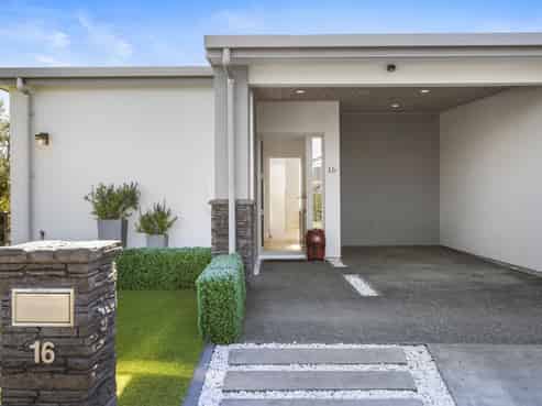 16 Crispe Road, Clarks Beach