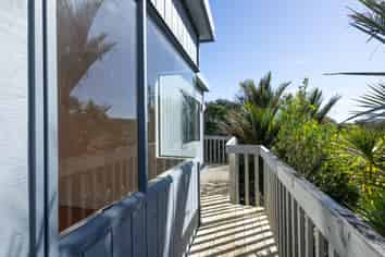 19 Rayner Road, Piha