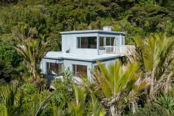 19 Rayner Road, Piha