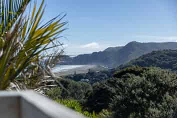 19 Rayner Road, Piha