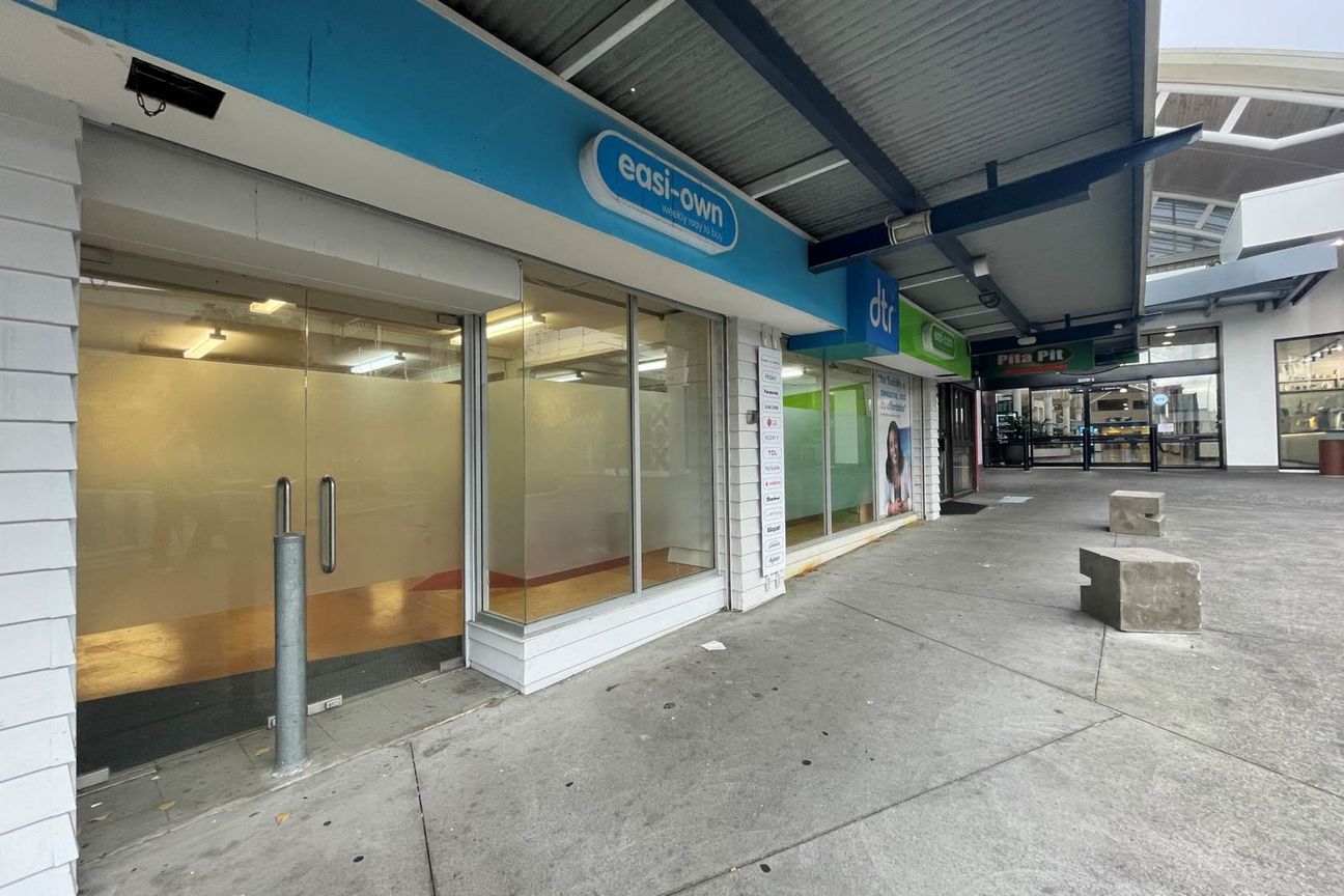 RETAIL NEAR WESTCITY SHOPPING CENTRE IN HENDERSON - Mehr