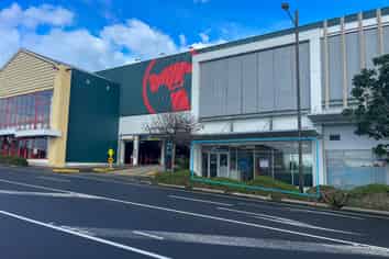 Road Front Retail central of Westgate