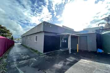 RETAIL SHOWROOM + AMPLE CAR PARKS ON-SITE
