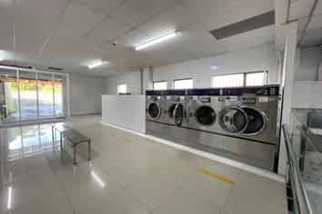 RETAIL SHOWROOM + AMPLE CAR PARKS ON-SITE
