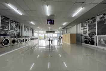 RETAIL SHOWROOM + AMPLE CAR PARKS ON-SITE
