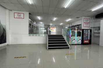 RETAIL SHOWROOM + AMPLE CAR PARKS ON-SITE
