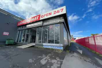 RETAIL SHOWROOM + AMPLE CAR PARKS ON-SITE
