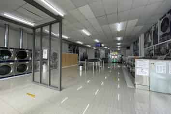 RETAIL SHOWROOM + AMPLE CAR PARKS ON-SITE
