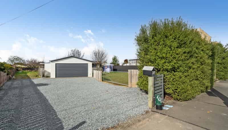 319 High Street South, Carterton