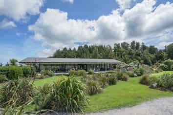 Thriving Café and Gift Store at Lake Matheson 