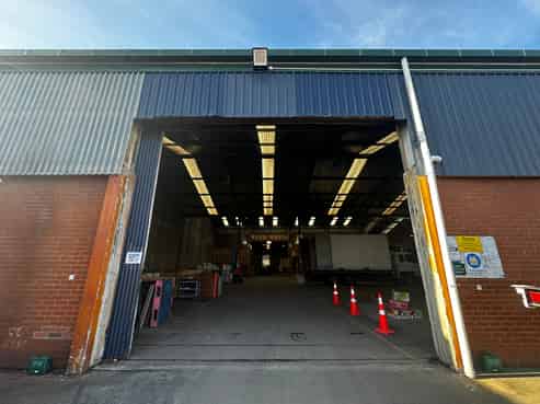 Large High Stud Warehouse with Yard