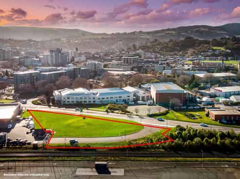 Exceptional development site, strategic zoning.