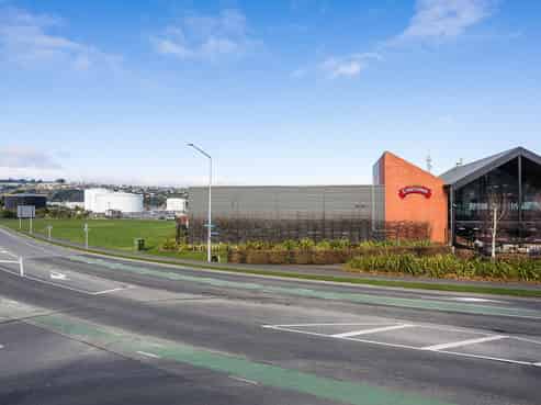 Exceptional development site, strategic zoning.
