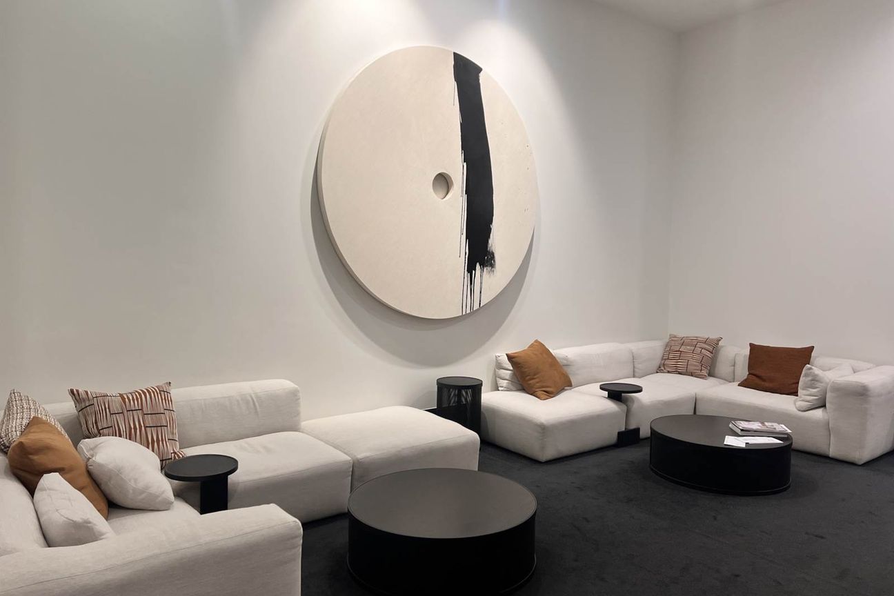 BOUTIQUE CHARACTER OFFICE - Още