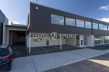 740m² High Exposure Warehouse next to Motorway