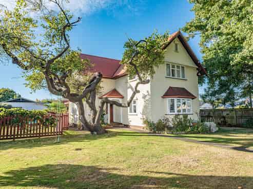 15 Selwyn Crescent, College Estate