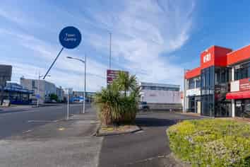 RARE UNIT IN CENTRAL PAPAKURA
