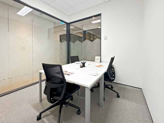 Office space for 4 persons in Commercial Bay