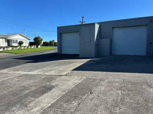 Double bay workshop with ample yard - Fitzroy