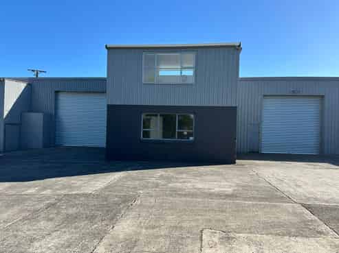 Double bay workshop with ample yard - Fitzroy