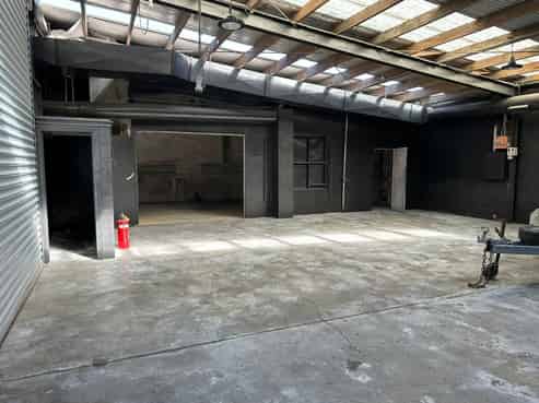 Double bay workshop with ample yard - Fitzroy