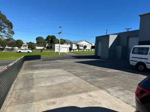 Double bay workshop with ample yard - Fitzroy