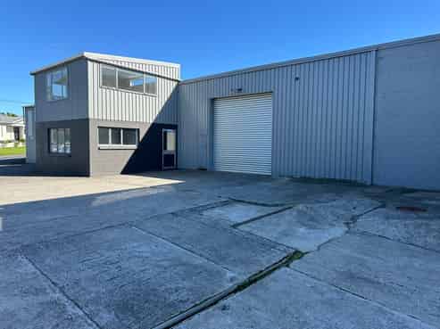 Double bay workshop with ample yard - Fitzroy