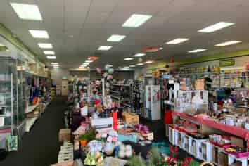 Large Dinsdale retail for lease
