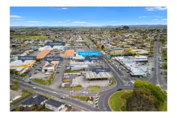 Large Dinsdale retail for lease