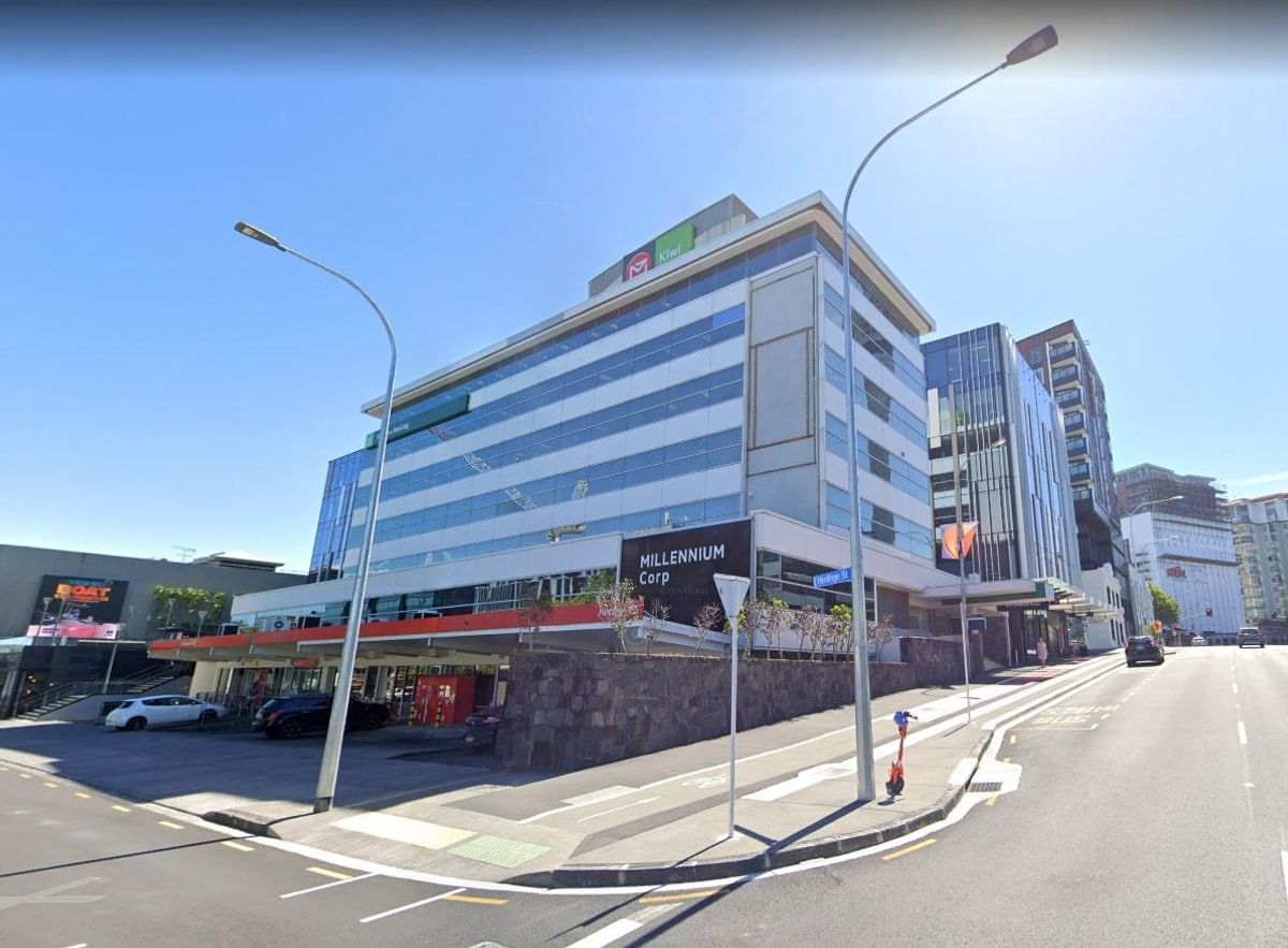 Mid size office in Victoria St West