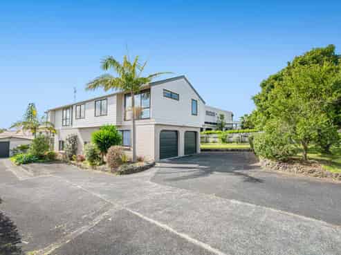 124 Pacific Parade, Army Bay