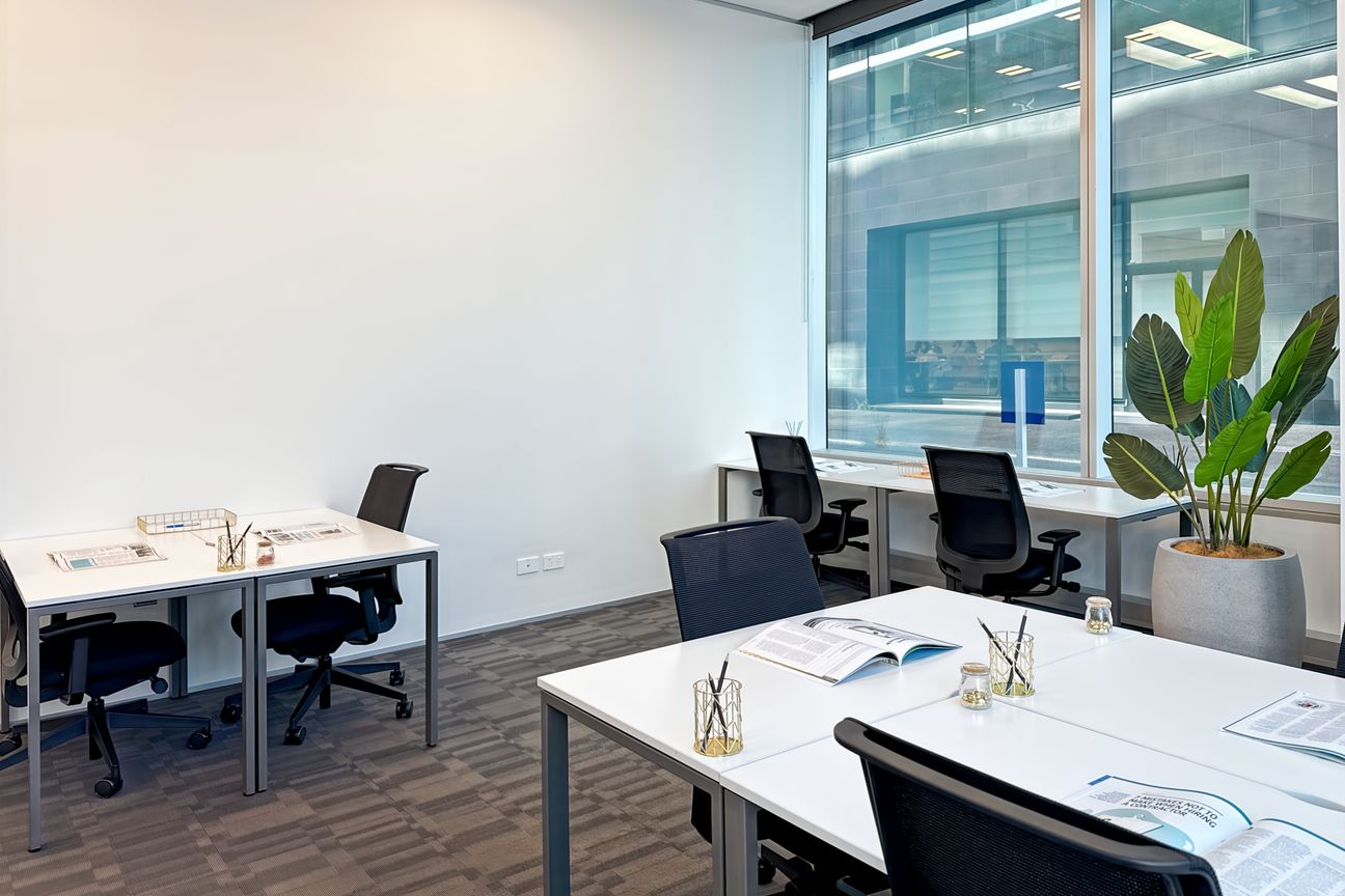 Office for 4 persons in Regus 155 Fanshawe Street – pohled 2