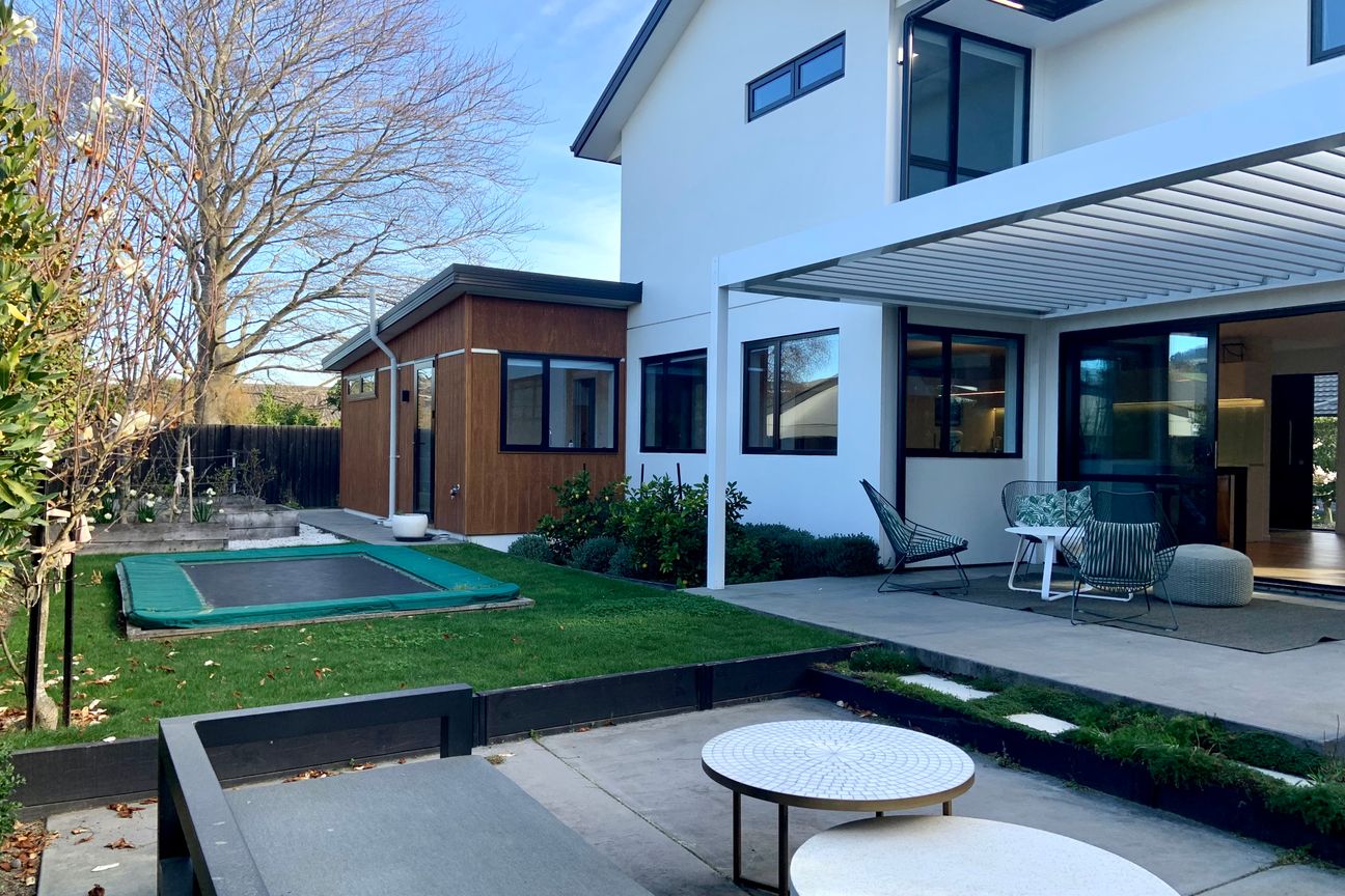 Stunning Executive Fully Furnished Family Home in Private Peaceful Location! - Widok 2