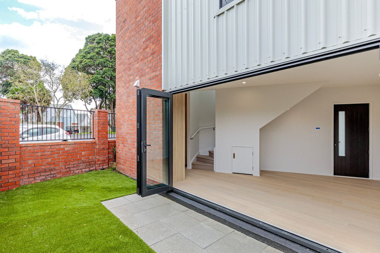 Spacious Corner Townhouse: Mt Albert's Best Spot - Ansicht 2
