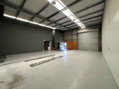 Large unit with consented mezzanine