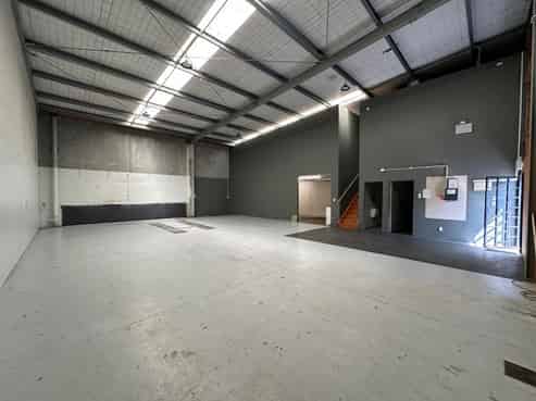 Large Unit with Consented Mezzanine